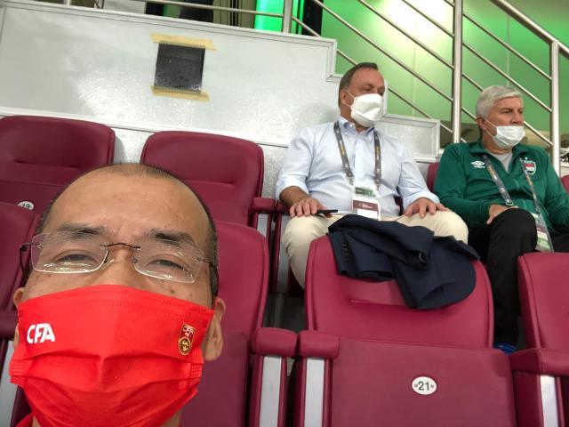 1640937226023016231.jpg 12-多哈主场出战日本队时伊拉克队主帅艾德沃卡特现身现场观战.jpg